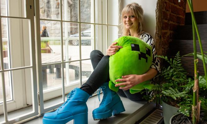 Agnes Larsson är chef för kärnspelet "Minecraft". Det hon bestämmer påverkar fler än 100 miljoner spelare. "Det känns häftigt, men jag tycker också att det måste komma med ett väldigt stort ansvar", säger hon.