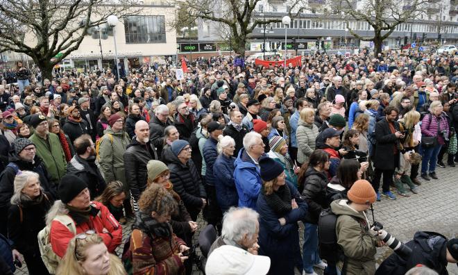 Över 2|000 personer samlades på torget i Gubbängen vid lunchtid på lördagen.