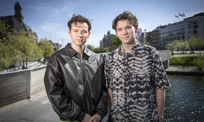 Marcus & Martinus vid kanalen i Malmö på fredagen inför nästa veckas Eurovison Song Contest.