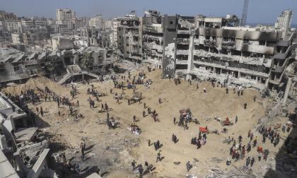 Palestinier går genom förstörelse i närheten av Shifasjukhuset. Bild från i början av april.