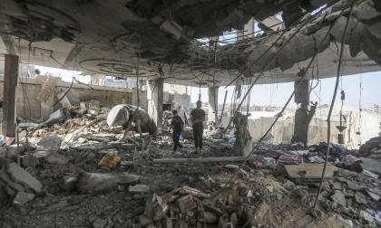 Resterna av ett hem i Rafah efter ett israeliskt luftangrepp under natten till fredagen som två vuxna och fem barn uppges ha dödats i.