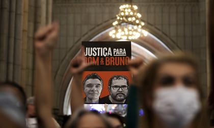 Människor hedrar den brittiske journalisten Dom Phillips och den inhemska experten Bruno Pereira som dödades i Amazonasområdet, den 5 juni 2022. Arkivbild.