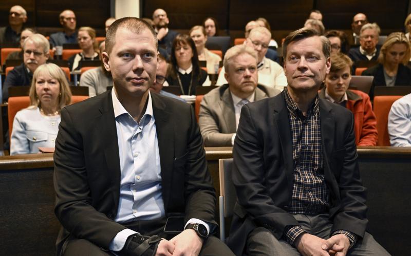 Beredskapschef Tuomo Mäenpää och beredskapssamordnare Erik Honkanummi har Åland på sitt bord.