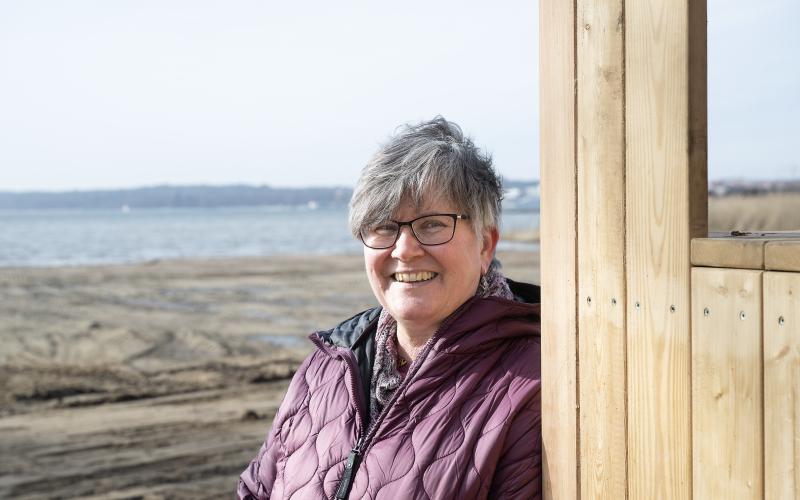 Mariehamn stads trädgårdsmästare Anne Nordblom hoppa att den nya klätterställningen blir till belåtenhet.
