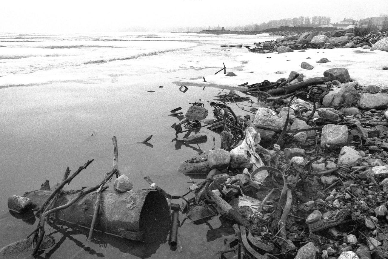 Länge syntes spåren av den gamla deponin. Den här bilden tog Ralf Svenblad vid Slemmerns västra strand 1970. Överst i högra hörnet skymtar Miramar. <@Fotograf>Ralf Svenblad