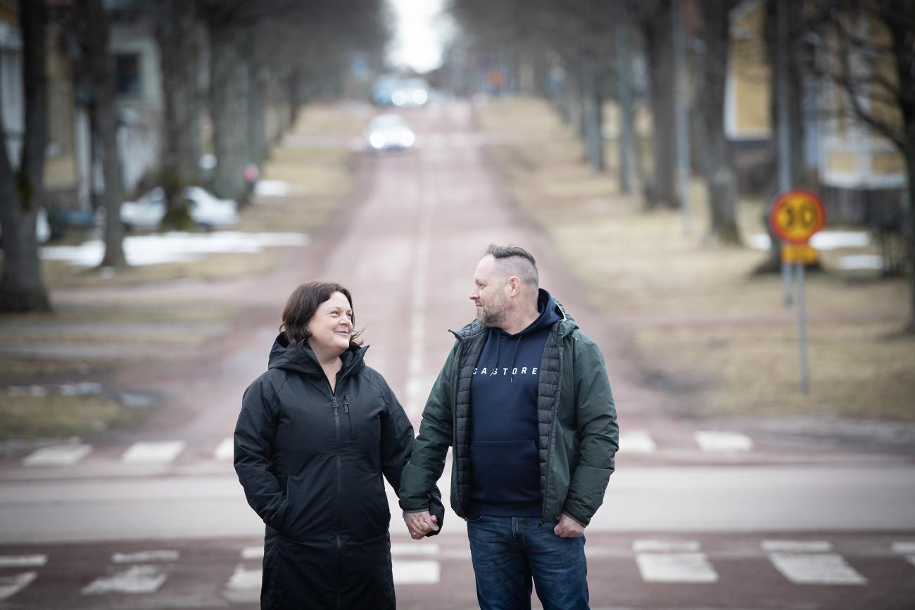 Lena Neymeyr och Elias Carlved träffades via Tinder för ungefär två och ett halvt år sedan. Nu pendlar de varje helg mellan Uppsala och Mariehamn.